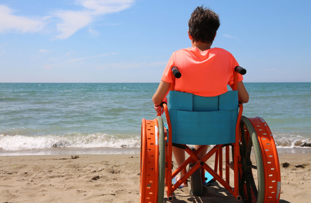 ELA, esclerosis, investigación, estudio, paciente, silla de ruedas, playa