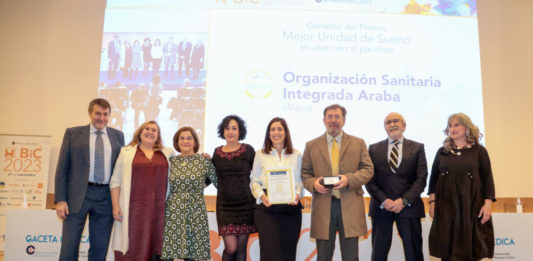 Equipo de la Unidad de Sueño recogiendo el premio BiC