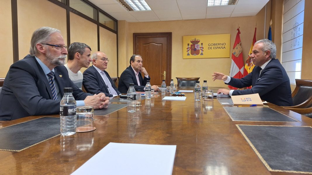 El delegado del Gobierno en Castilla y León, Nicanor Sen junto a representantes de grupos sanitarios leoneses
