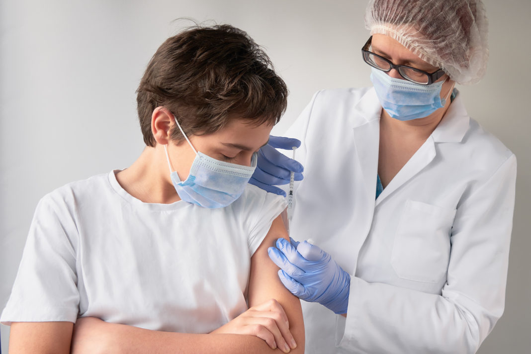 Andalucía amplía desde este lunes la vacunación del VPH a adolescentes varones hasta los 18 años