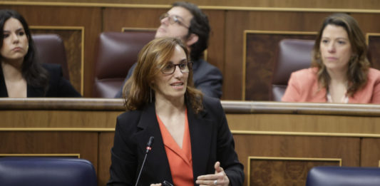 Mónica García: “Creo en la descentralización, por eso creo que son las CC. AA las que deben gestionar los RR. HH para paliar el déficit de médicos”